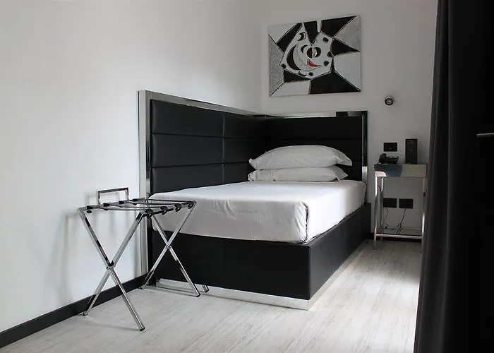 فندق إل إتش بي نابليون 4*