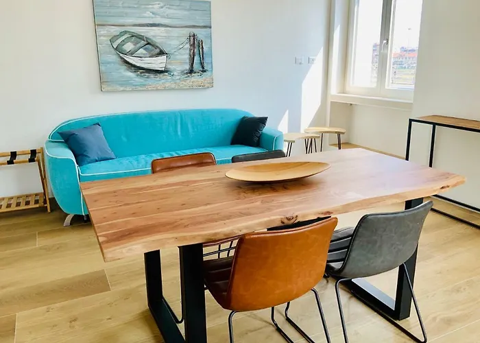 Luxury Flat By Station / Unique View Apartman *