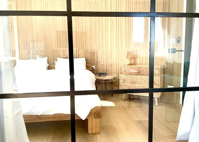 Luxury Flat By Station / Unique View *