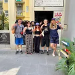 Lion & Youth Hostel *