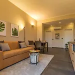 Modern & Bright 2 Bedroom Flat 50m From M4 Stop Mediolan