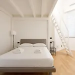 Guesthost - Cozy Corner With Balcony And Private Garage! Apartment *