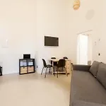 Guesthost - Cozy Corner With Balcony And Private Garage! *