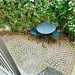 Lovely 2 With Small Garden Apartment