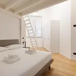 Guesthost - Cozy Corner With Balcony And Private Garage! Apartment