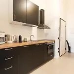 Guesthost - Cozy Corner With Balcony And Private Garage! Apartment
