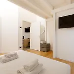 Guesthost - Cozy Corner With Balcony And Private Garage! Apartment *