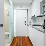 Stile E Comodità Nel Vivace Centro Di Apartamento