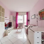 Guesthost - Mac Mahon - Colorful With Balcony!