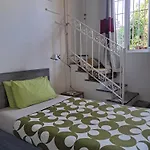 With A Garden Δωμάτια σε οικογενειακή κατοικία *