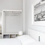 Contrasti - Black & White Apartment