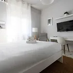 Contrasti - Black & White Apartment *