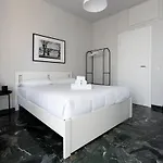 Contrasti - Black & White Apartment Mailand