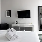Contrasti - Black & White Apartment *