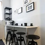 Contrasti - Black & White Apartment