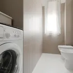 Guesthost - M1 Pasteur With Balcony Appartamento Milano