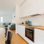 Guesthost - Bright And Modern Lägenhet *