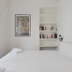 Guesthost - Modern And Cozy Near Amendola M1 Apartman