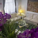 מלון Flora