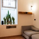 Youhosty - Secret Garden Apartment *