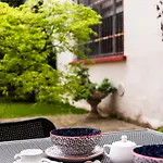 Youhosty - Secret Garden Apartment