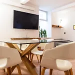 Youhosty - Secret Garden Apartment *