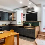 Youhosty - Secret Garden Apartment *