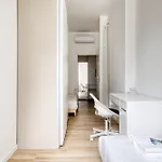 Joivy Stylish 2-bedroom Flat Near Citylife District ميلان