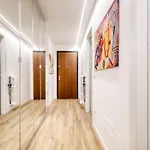 Joivy Stylish 2-bedroom Flat Near Citylife District *