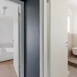 Guesthost - Gorla Modern Apartment