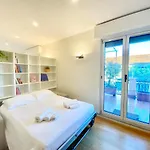 Апартаменты Penthouse With Panoramic Terrace-8 Minutes From The Duomo