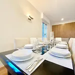 Penthouse With Panoramic Terrace-8 Minutes From The Duomo Апартаменты *