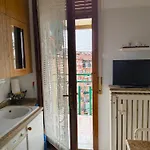 Attico Lux - Penthouse Near The Metro With Garage דירה *