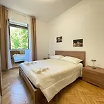 Casa Ele - A Stone's Throw From The Metro Apartmán *
