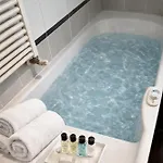 Modern With Jacuzzi, Terrace And Private Garage Apartment *