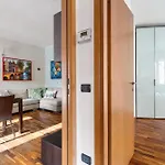 Modern With Jacuzzi, Terrace And Private Garage Apartment