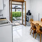 Bed & Garage In דירה