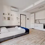 Just Urban - Bright With Terrace - M4 Tolstoj Apartment