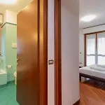 Metro 4 Spacious And Bright Three-room شقة