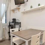 Comfortable Two-room Porta Romana M3 아파트 밀라노