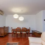 Metro 4 Spacious And Bright Three-room شقة