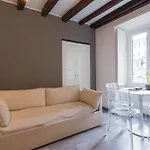 Navigli - Via Vigevano * מילאנו