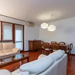 Metro 4 Spacious And Bright Three-room شقة