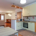 Metro 4 Spacious And Bright Three-room شقة