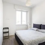 Lovely Very Near Zara Metro Station M3m5 Милан