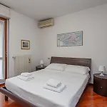 Metro 4 Spacious And Bright Three-room شقة