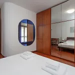 Metro 4 Spacious And Bright Three-room شقة