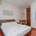 شقة Metro 4 Spacious And Bright Three-room ميلان