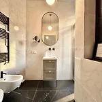 Casa Angelo Design Flat - Milan, Porta Venezia, 3 Metro Stops Duomo アパート ミラノ