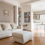 Cosmopolitan Home, 2 Bedrooms, 2 Bth, 5 Guests アパート